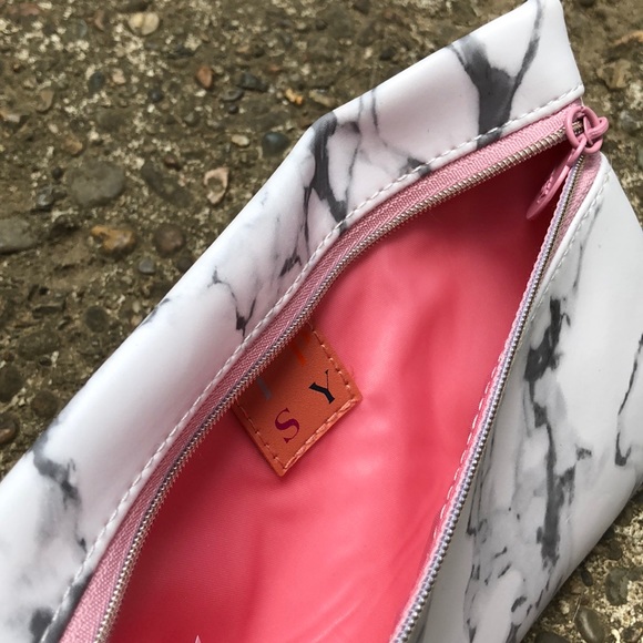 Make up bag. White gray smoke. - Picture 3 of 3